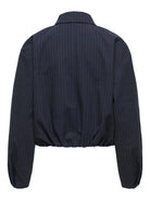 JDYMEGAN Veste-chemise blouson à fines rayures tennis — JDY — Navy Blazer Pinstripe — packshot, vue de dos 2 | Appart 17 Bruxelles