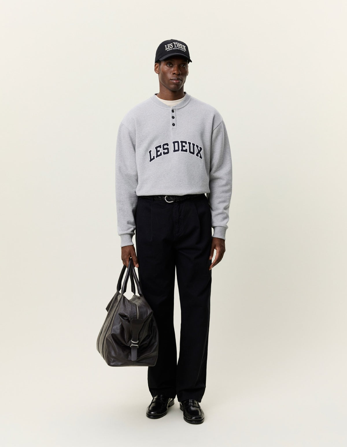 Half Buttoned Sweatshirt à patte boutonnée — Les Deux — Grey Melange — porté, en pied 4 | Appart 17 Bruxelles
