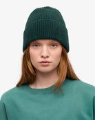 Colorful Standard Merino Wool Beanie Bonnet laine mérinos recyclée — Colorful Standard — Emerald Green — porté en pied 2 | Appart 17 Bruxelles