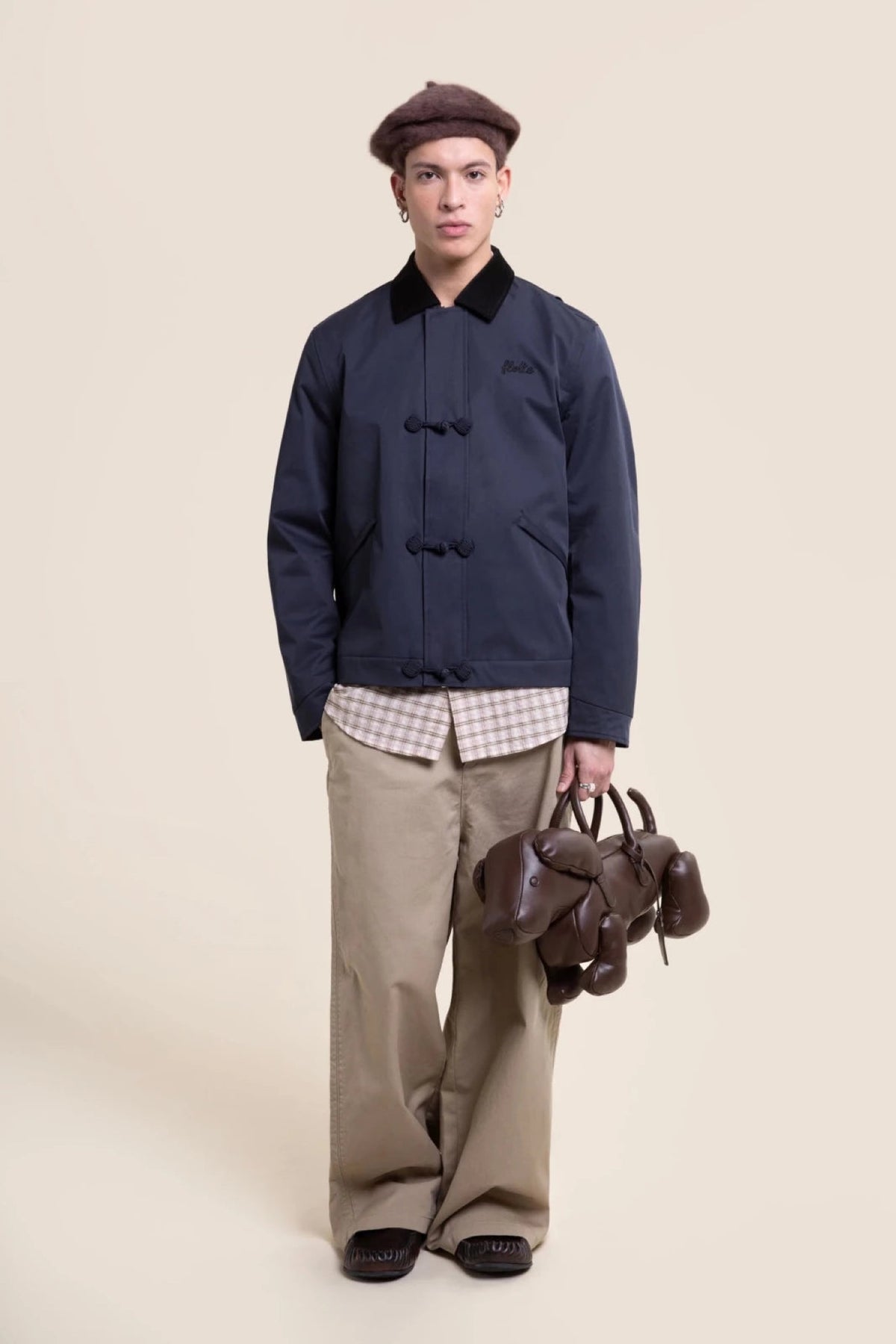 Flotte CARNOT Veste imperméable à brandebourgs — Flotte — Indigo — porté, vue de face 2 | Appart 17 Bruxelles