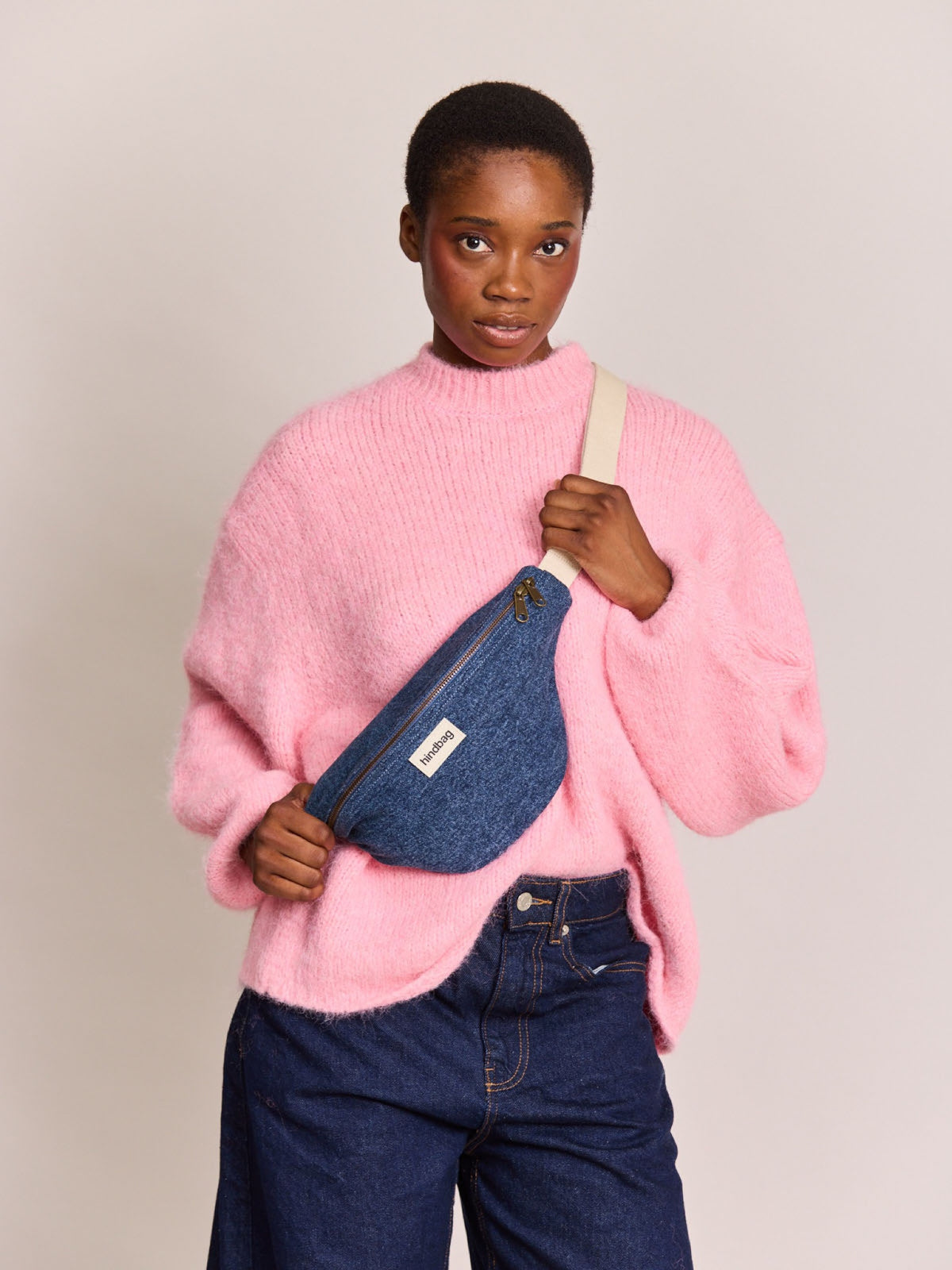 Hindbag Banane Olivia — Hindbag — Denim bleu foncé — porté | Appart 17 Bruxelles