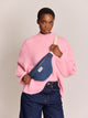Hindbag Banane Olivia — Hindbag — Denim bleu foncé — porté | Appart 17 Bruxelles