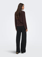 JDYJAYLA Pull col rond en maille plume — JDY — Coffee Bean — porté 4 | Appart 17 Bruxelles