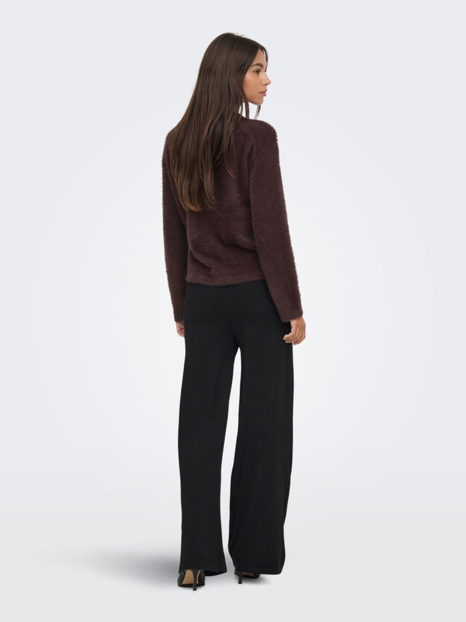 JDYJAYLA Pull col rond en maille plume — JDY — Coffee Bean — porté 4 | Appart 17 Bruxelles