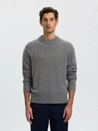 CALLE Pull laine & cachemire — Selected Homme — Medium Grey Melange — porté, vue de face | Appart 17 Bruxelles