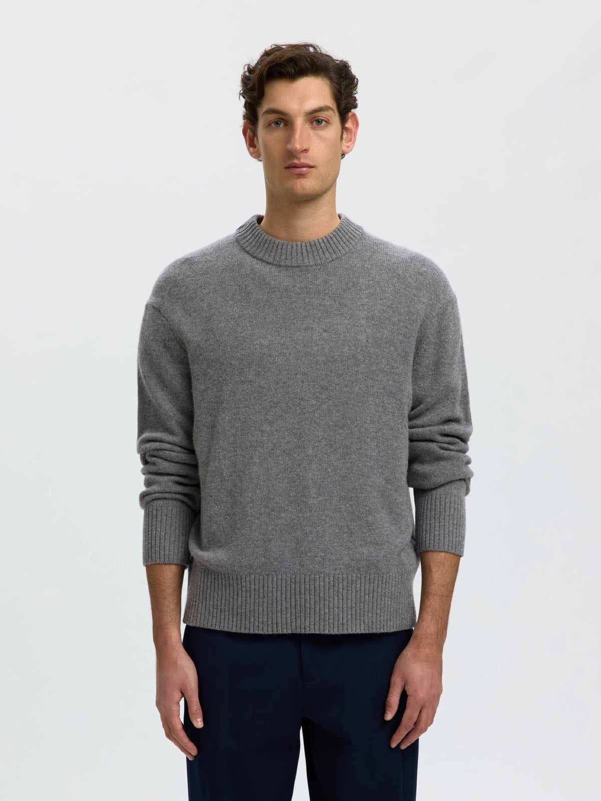 CALLE Pull laine & cachemire — Selected Homme — Medium Grey Melange — porté, vue de face | Appart 17 Bruxelles