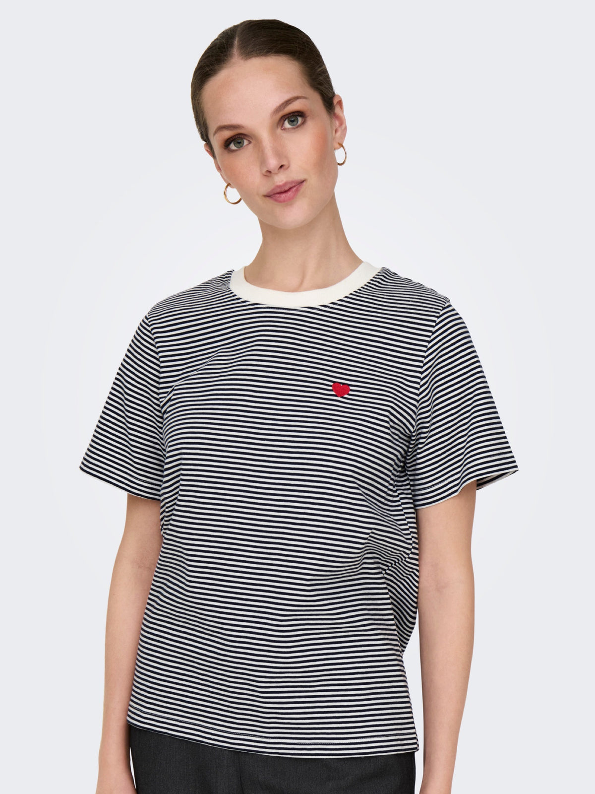 JDYPISA T-shirt col rond en coton bio à imprimé — JDY — Cloud Dancer / Sky Captain Stripes — détail | Appart 17 Bruxelles