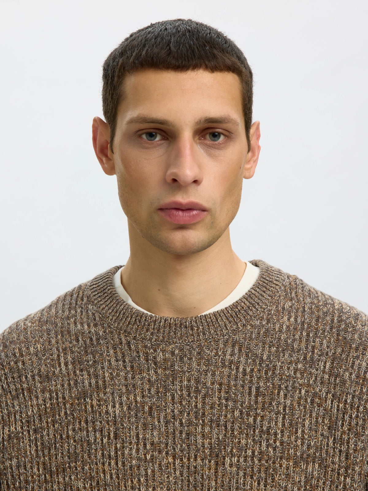 SLMTILUM Pull col rond en maille chinée coton bio — Selected Homme — Turkish Coffee — détail | Appart 17 Bruxelles