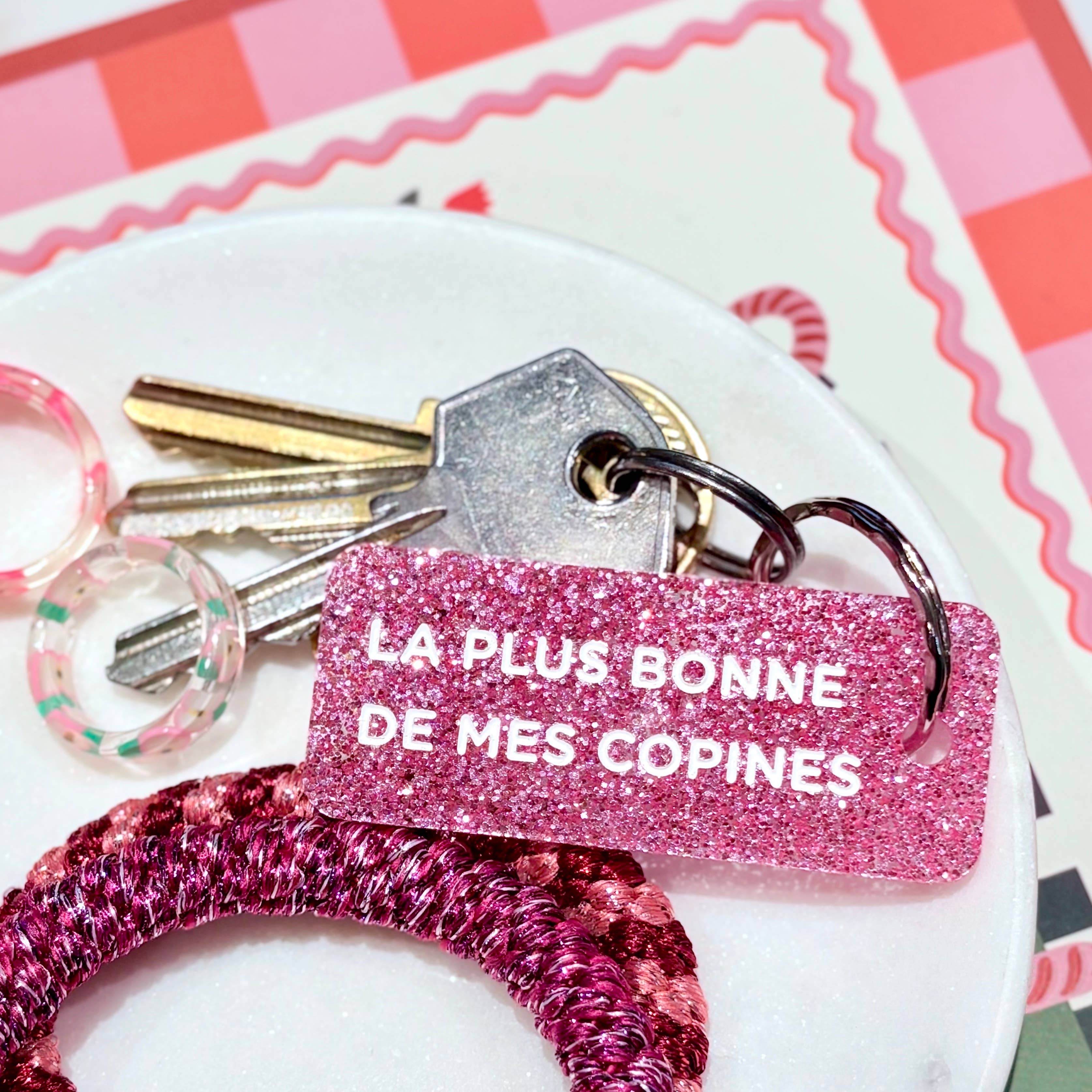 LA PLUS BONNE DE MES COPINES Porte-clés Plus de Love : Rose — Appart 17 Bruxelles
