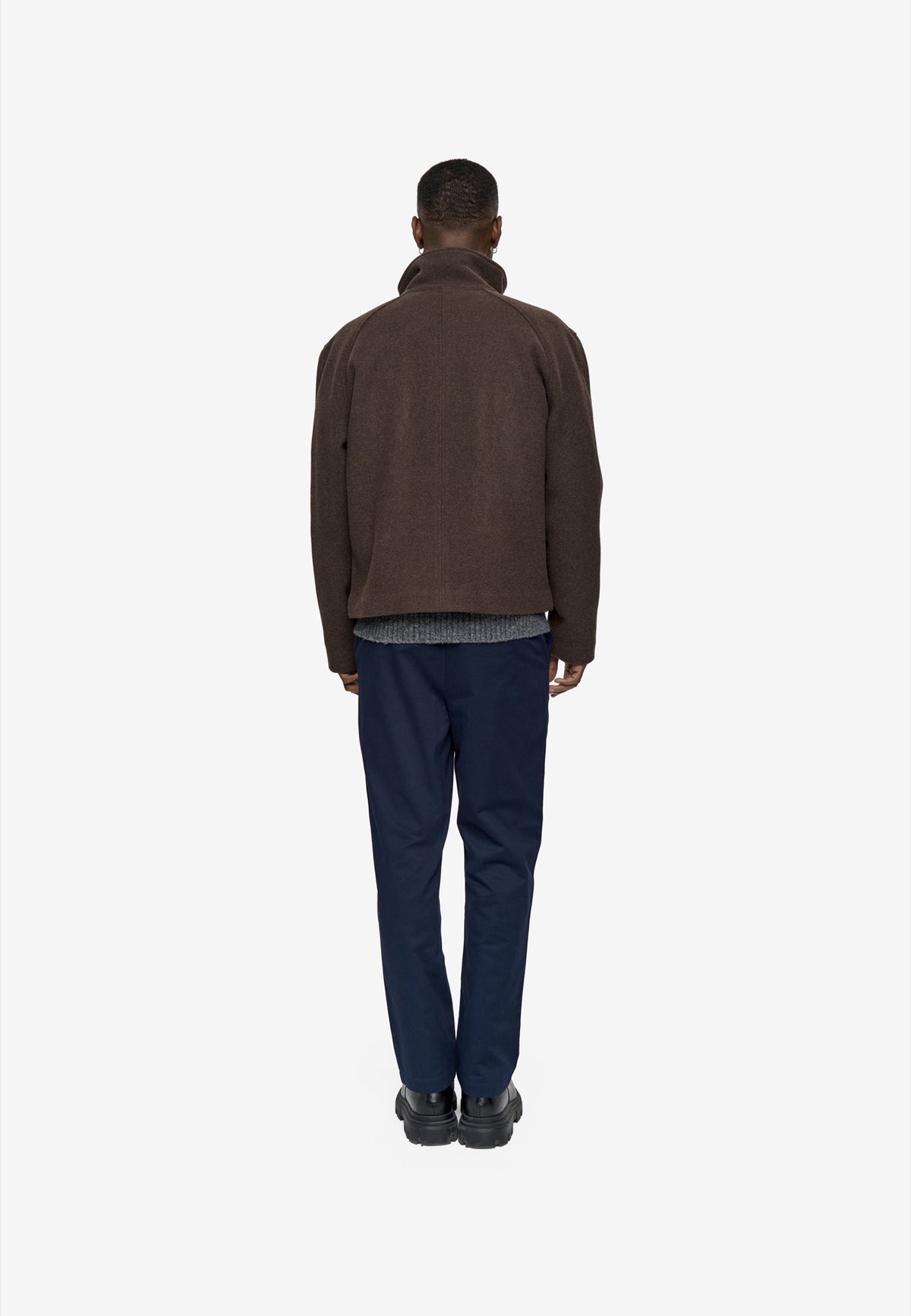 TRENTON Blouson court en lainage 50 % laine, col montant — Minimum — Turkish Coffee — porté, vue de dos 3 | Appart 17 Bruxelles