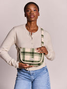 Hindbag Margault Sac bandoulière à rabat, velours ou tartan — Hindbag — Tartan vert — porté 2 | Appart 17 Bruxelles