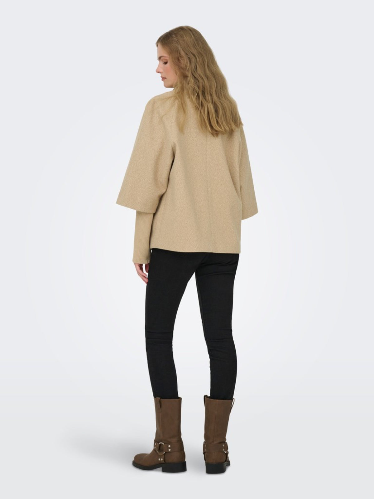 JDYMEMORY Veste courte zippée à col montant en lainage côtelé — JDY — Camel Melange — porté 4 | Appart 17 Bruxelles