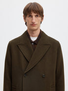 SLMSERGIO Manteau long croisé en laine recyclée Manteco — Selected Homme — Peat — porté, gros plan sur les revers 5 | Appart 17 Bruxelles