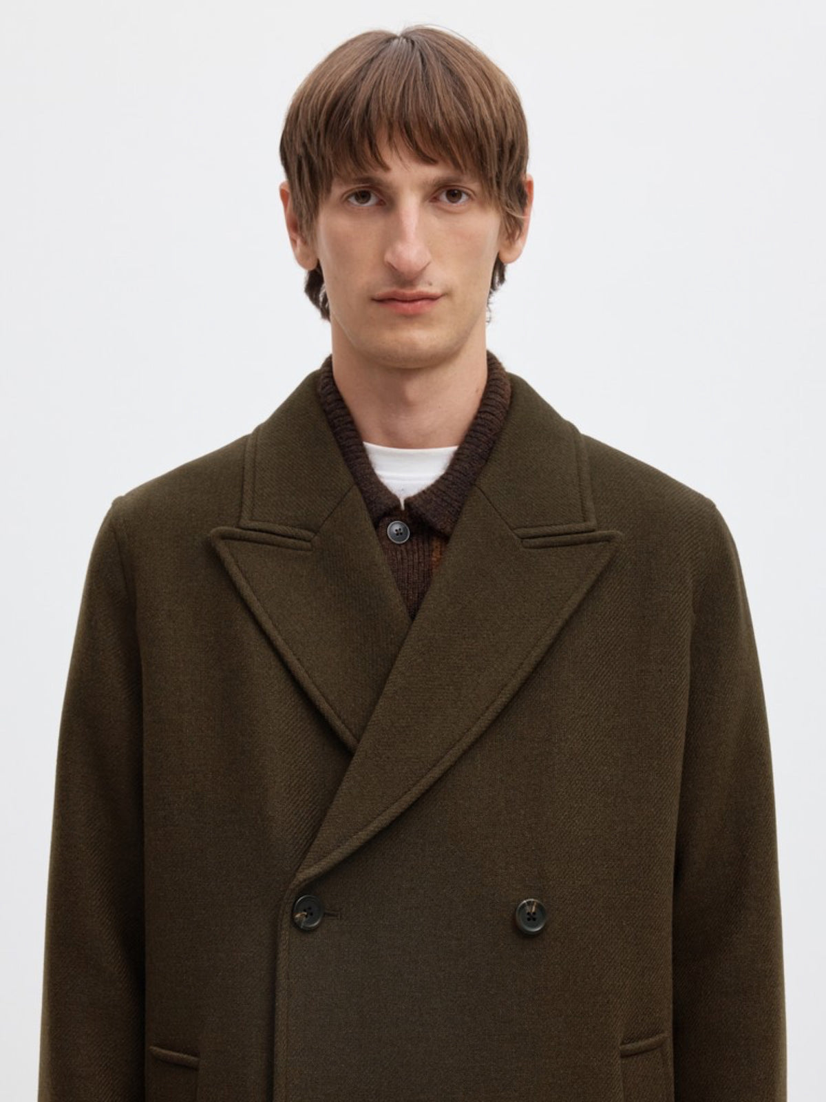 SLMSERGIO Manteau long croisé en laine recyclée Manteco — Selected Homme — Peat — porté, gros plan sur les revers 5 | Appart 17 Bruxelles