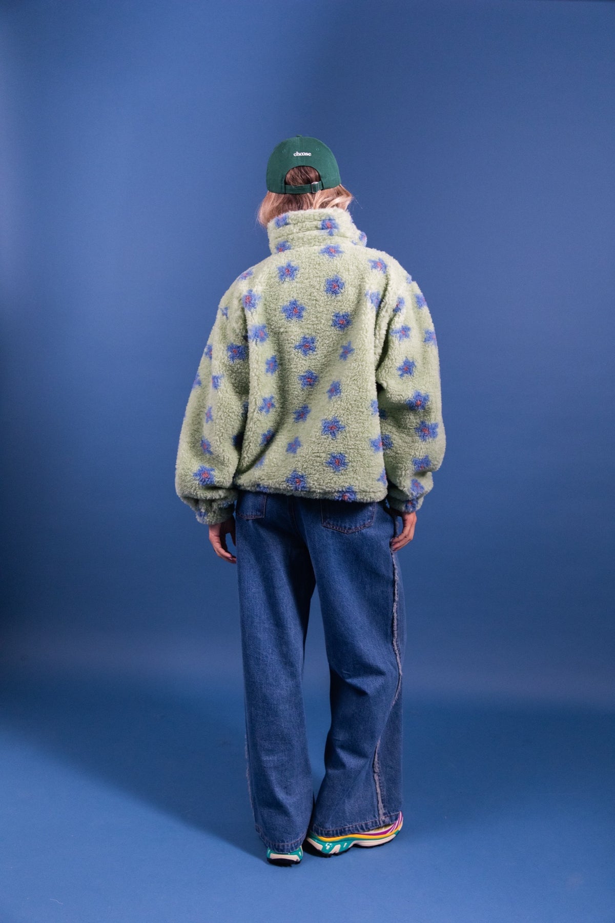 NEOMIE Sweat demi-zip en polaire bouclette à fleurs — Laure plus Max — Blue Flowers — porté, vue de dos 3 | Appart 17 Bruxelles