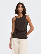 JDYMISTY Top sans manches drapé à encolure asymétrique — JDY — Chocolate Plum — porté | Appart 17 Bruxelles