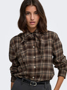 JDYELODY Chemise à carreaux avec foulard attaché — JDY — Coffee Bean Checks — porté, de face, plan rapproché 4 | Appart 17 Bruxelles