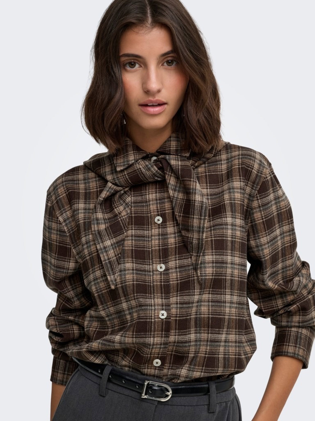 JDYELODY Chemise à carreaux avec foulard attaché — JDY — Coffee Bean Checks — porté, de face, plan rapproché 4 | Appart 17 Bruxelles