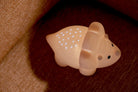 Veilleuse en silicone rechargeable — AP Junior — Juliette dino projecteur rose — autre vue 2 | Appart 17 Bruxelles