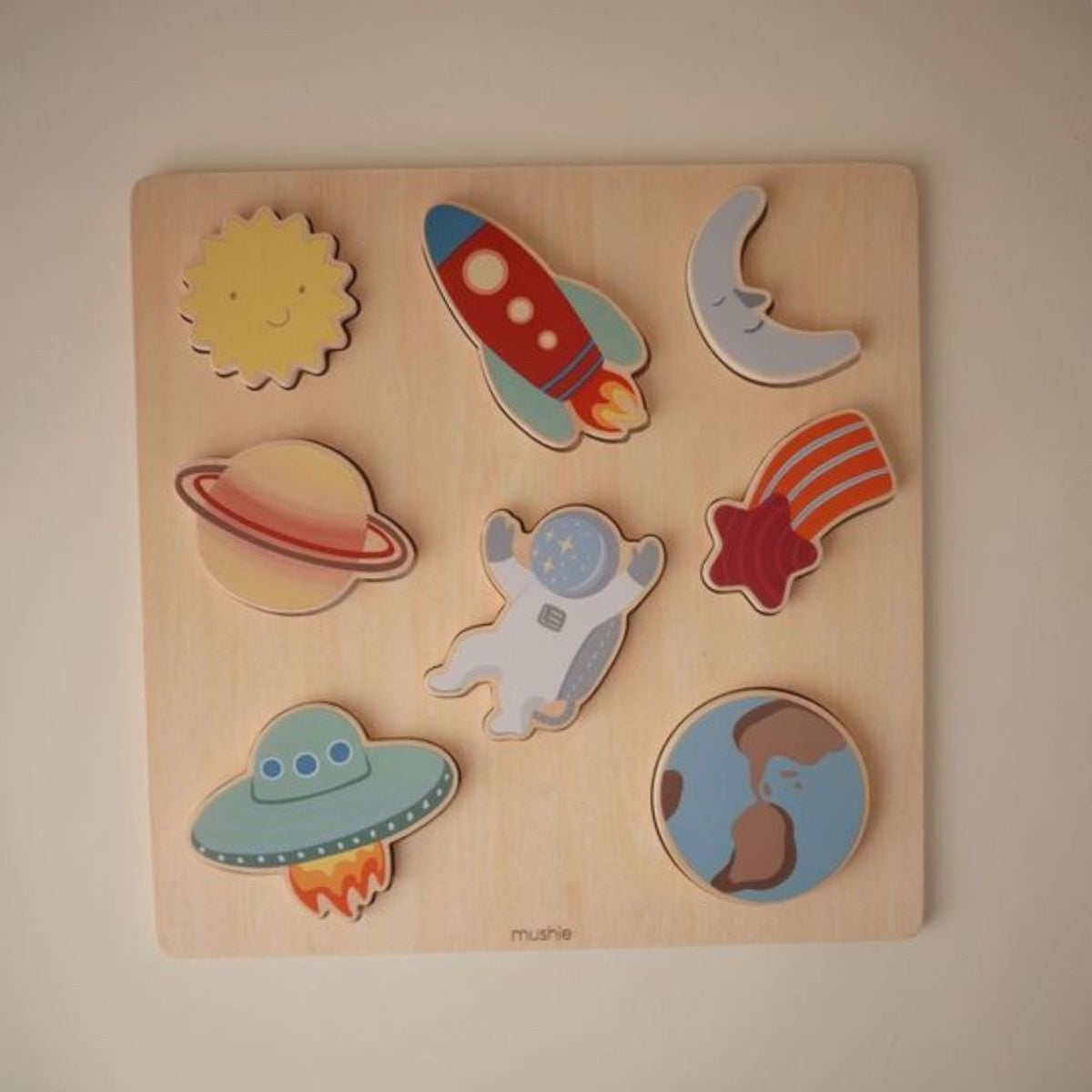 Puzzle en bois à encastrer — Mushie — Espace — mise en situation 2 | Appart 17 Bruxelles