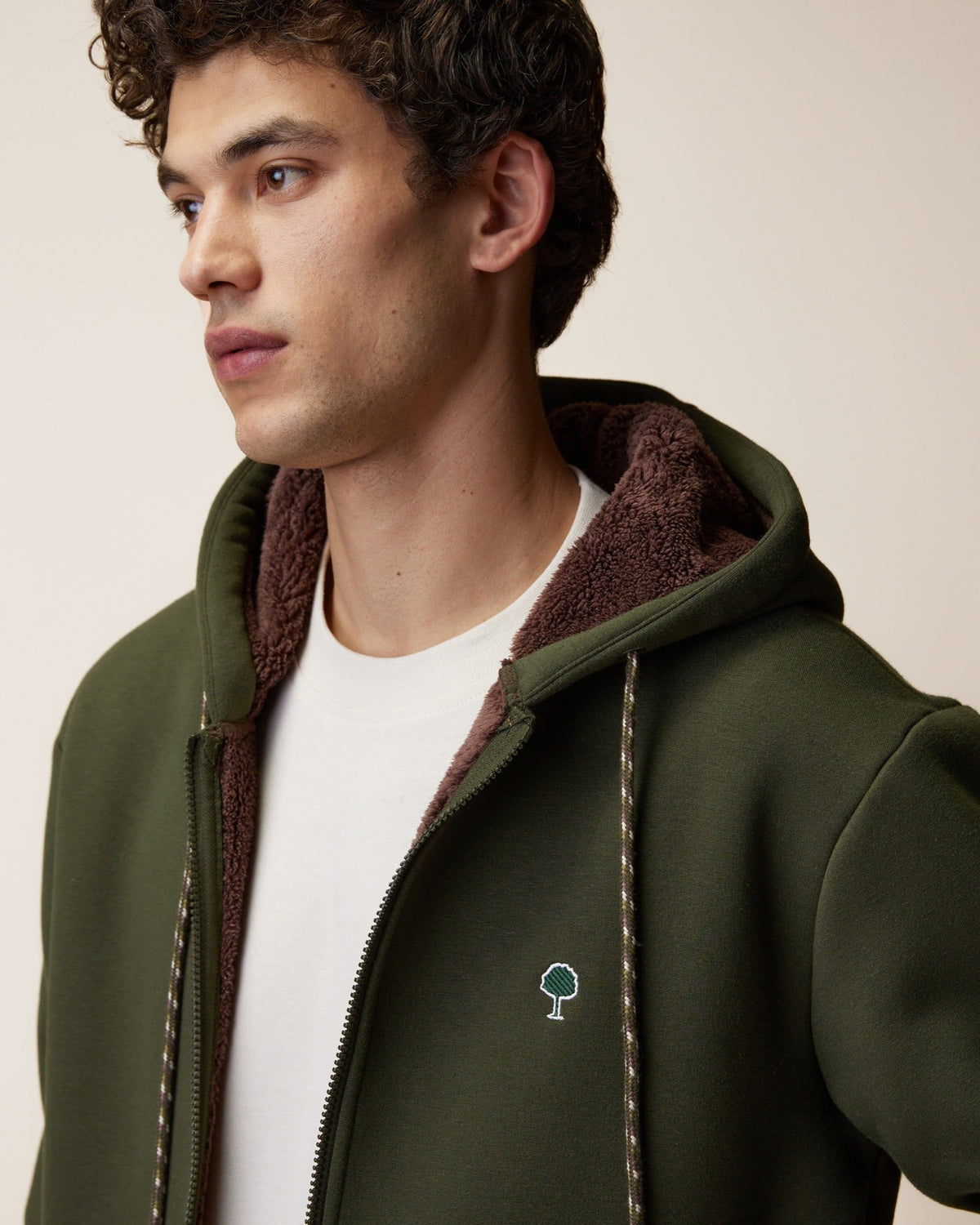 MEYGAL Sweat zippé à capuche doublé sherpa — FAGUO — Kaki — porté, détail de la doublure sherpa 5 | Appart 17 Bruxelles