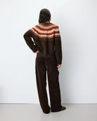 Alekio Cardigan jacquard nordique — Grace & Mila — Chocolat — porté, de dos 6 | Appart 17 Bruxelles