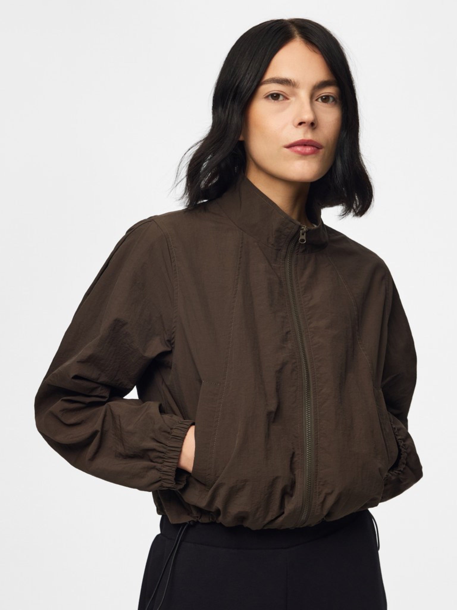 PCJABINA Blouson court zippé col montant à cordons — Pieces — Delicioso — porté | Appart 17 Bruxelles