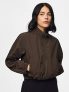 PCJABINA Blouson court zippé col montant à cordons — Pieces — Delicioso — porté | Appart 17 Bruxelles