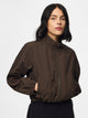 PCJABINA Blouson court zippé col montant à cordons — Pieces — Delicioso — porté | Appart 17 Bruxelles