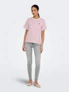 JDYPISA T-shirt col rond en coton bio à imprimé — JDY — Cloud Dancer / Fragrant Lilac Stripes — porté en pied | Appart 17 Bruxelles