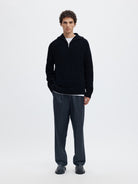 SLMPIM Pull demi-zip en coton bio, col montant — Selected Homme — Sky Captain — porté 2 | Appart 17 Bruxelles