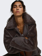 JDYCOCO Veste réversible aviateur simili cuir et sherpa — JDY — Coffee Bean — porté 3 | Appart 17 Bruxelles