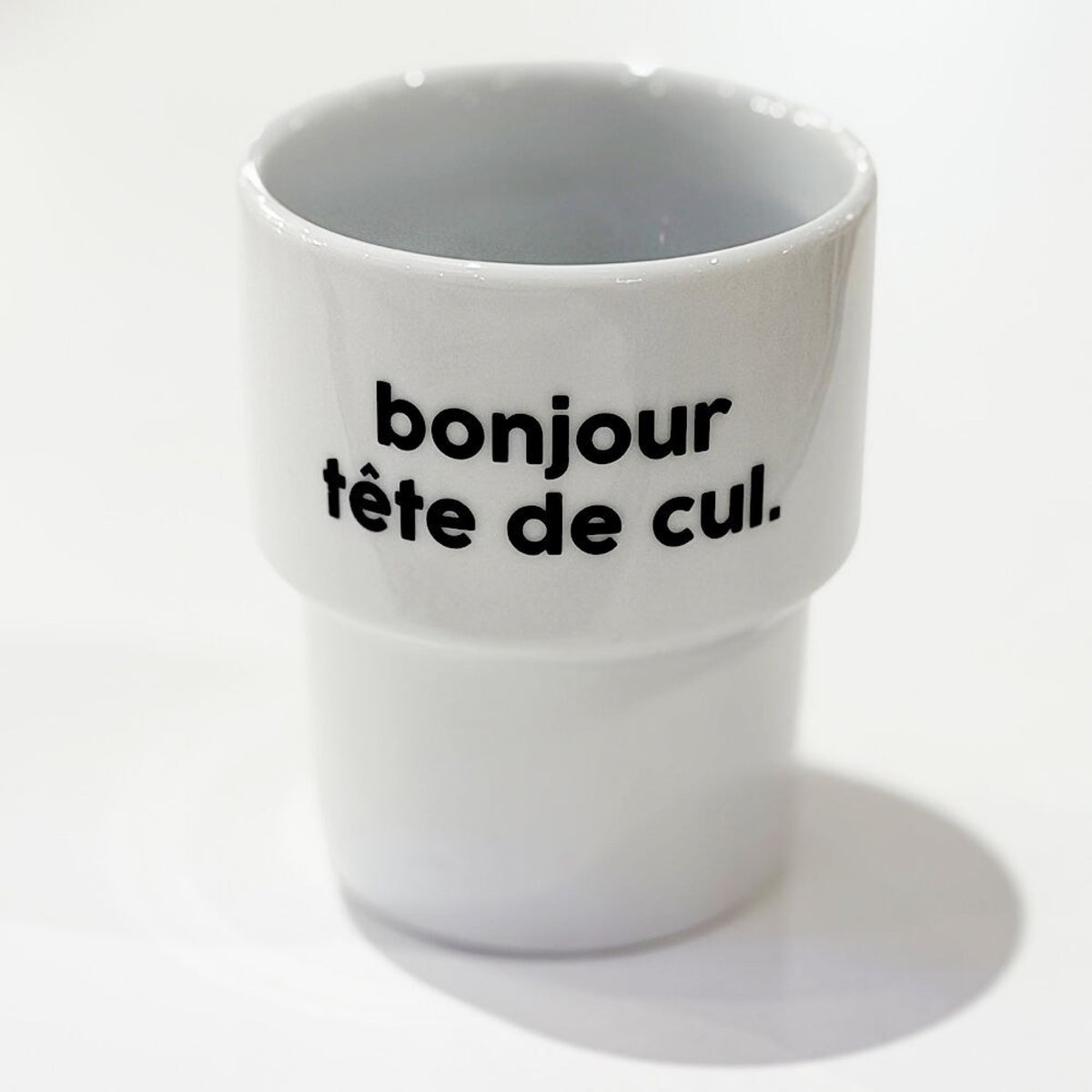 Félicie Aussi Gobelet « Bonjour tête de cul » en porcelaine — Felicie Aussi — Bonjour tête de cul — photo produit | Appart 17 Bruxelles