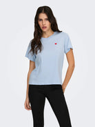 JDYPISA T-shirt col rond en coton bio à imprimé — JDY — Cashmere Blue / Bittersweet Heart — porté, vue de face | Appart 17 Bruxelles