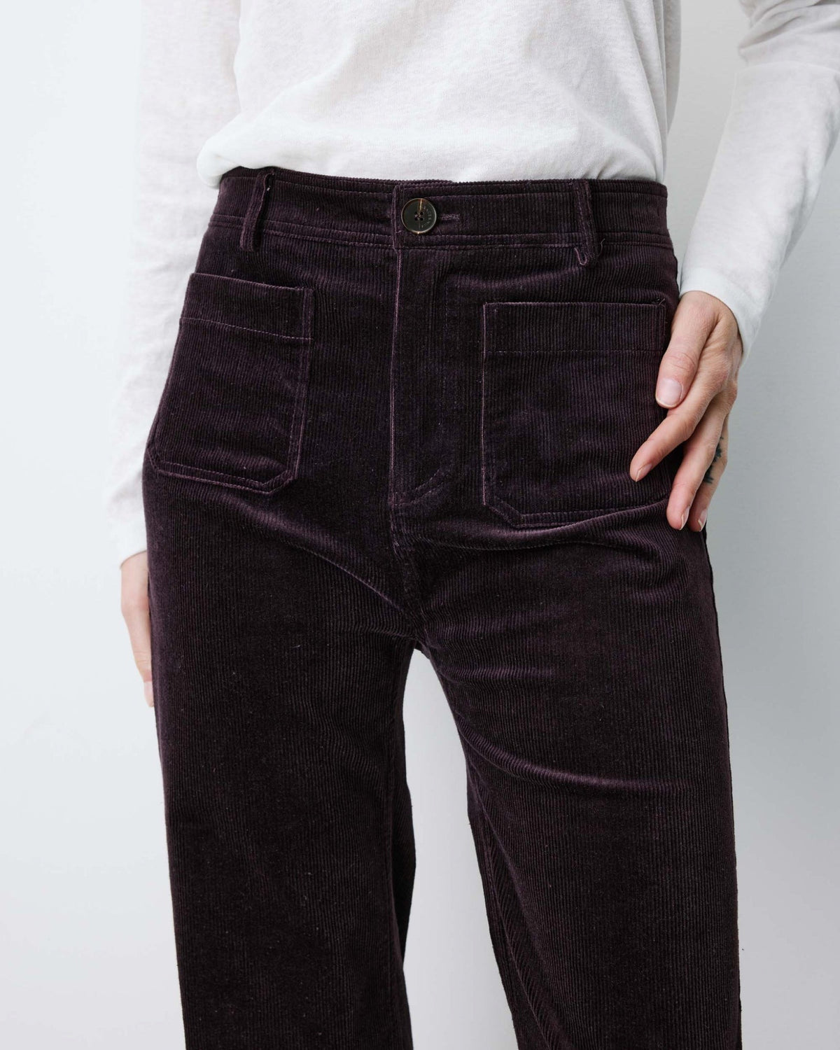 Alban Pantalon droit en velours côtelé — Grace & Mila — Aubergine — détail des poches 6 | Appart 17 Bruxelles