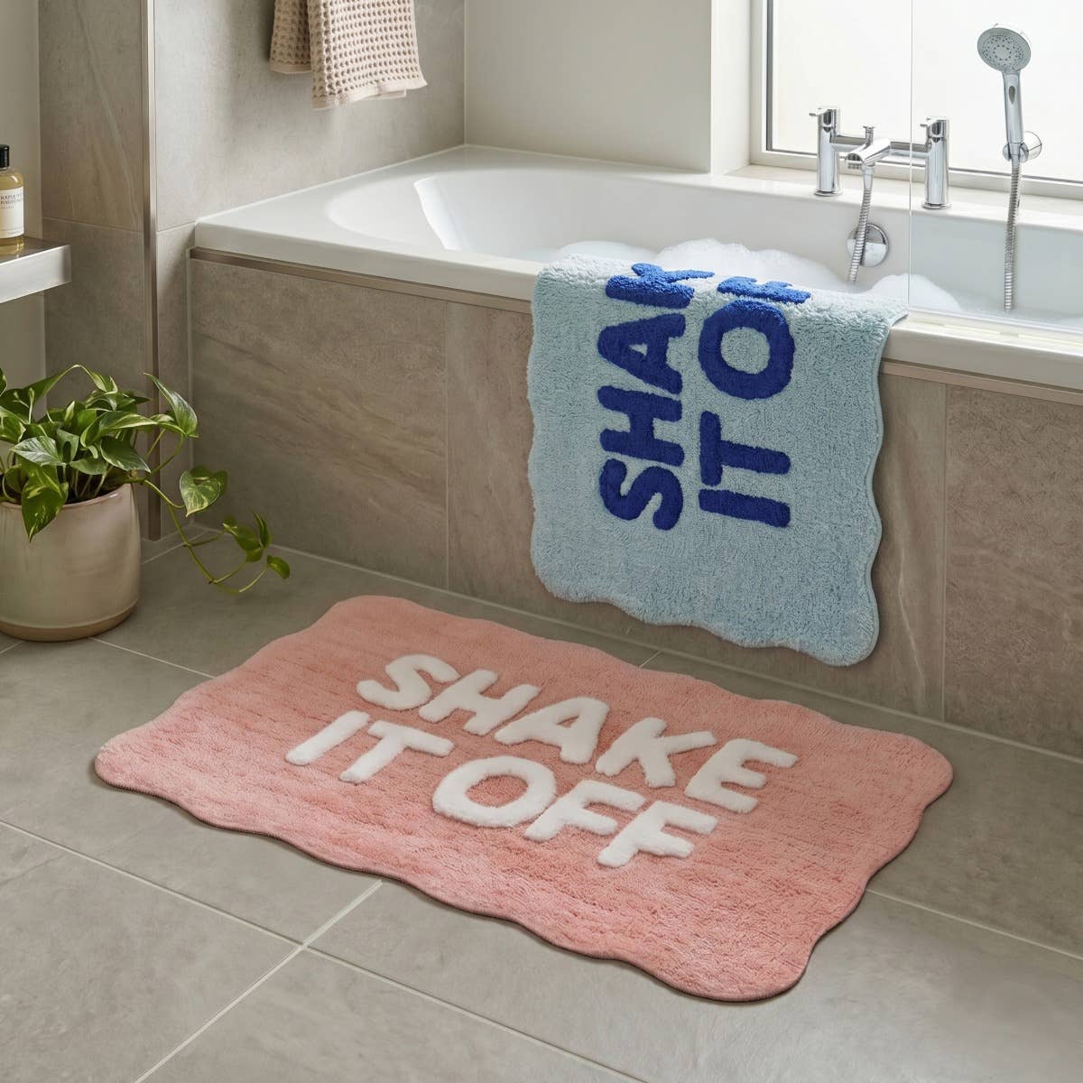 Tapis de bain « Shake It Off » festonné — Bleu — vue 2, Bleu clair & bleu foncé | Appart 17