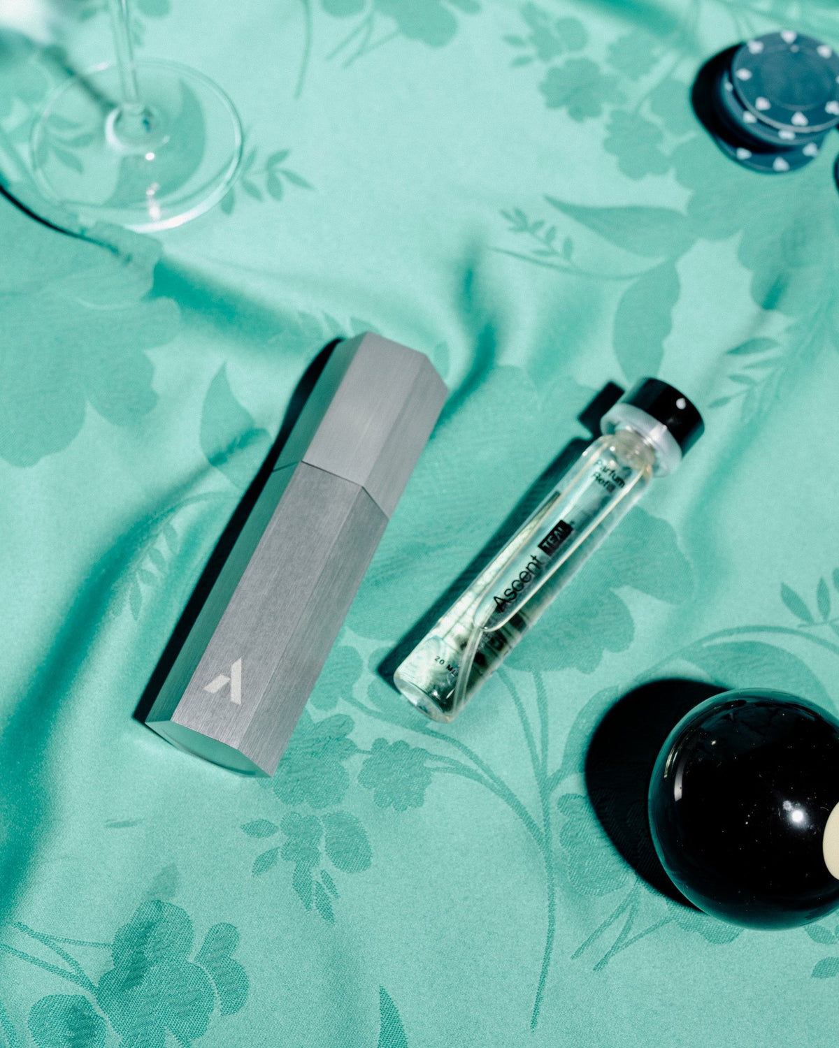 Ascent Starter Pack Étui rechargeable en aluminium + extrait de parfum 20 ml — Ascent — Teal — en situation | Appart 17 Bruxelles