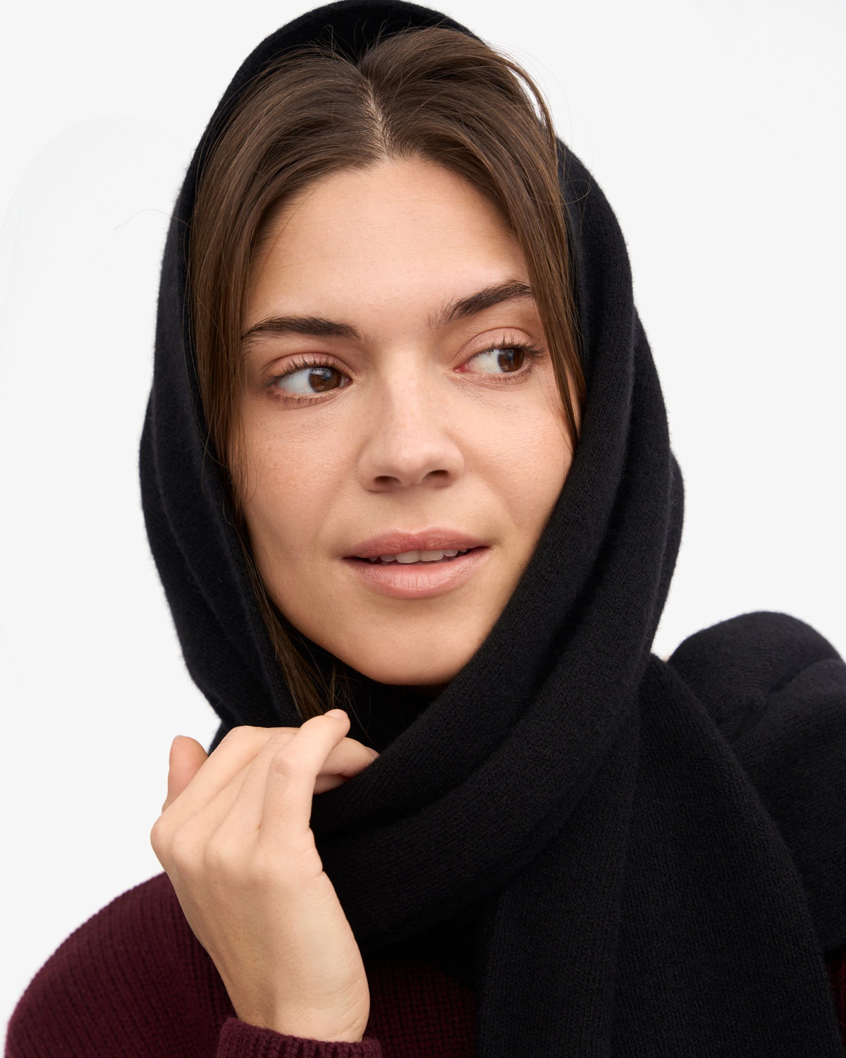 Colorful Standard Merino Wool Scarf Écharpe laine mérinos recyclée — Colorful Standard — Deep Black — porté en pied 2 | Appart 17 Bruxelles