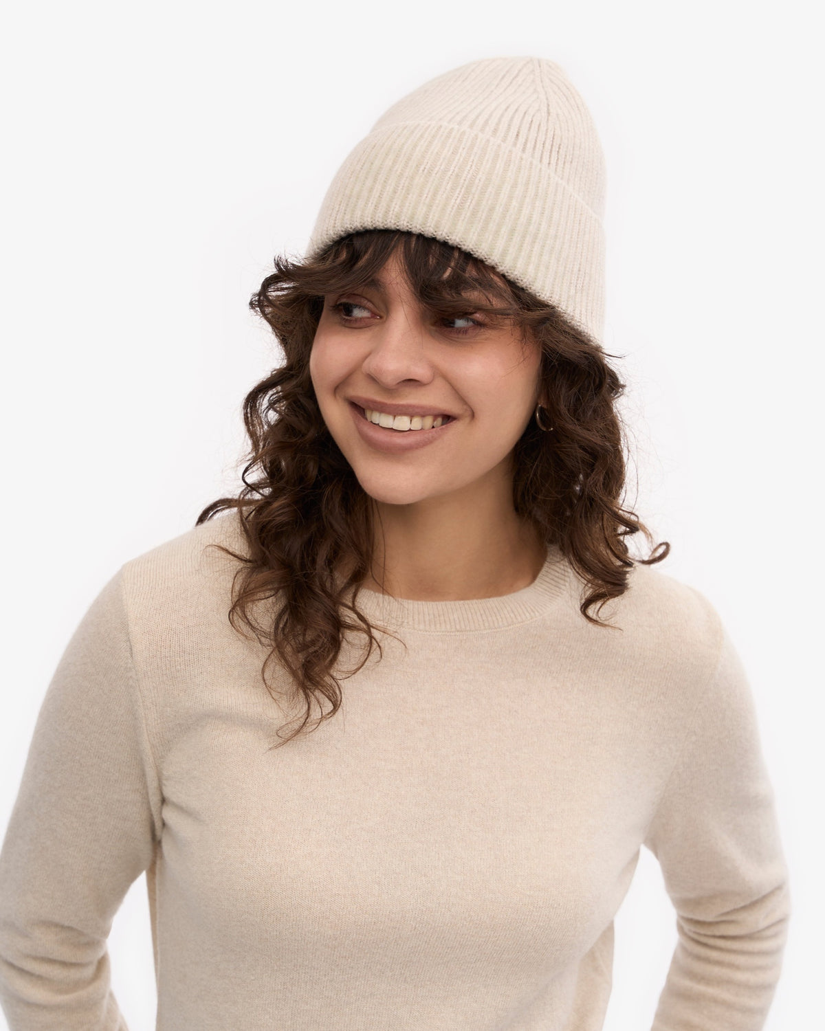 Colorful Standard Merino Wool Beanie Bonnet laine mérinos recyclée — Colorful Standard — Ivory White — porté en pied 2 | Appart 17 Bruxelles