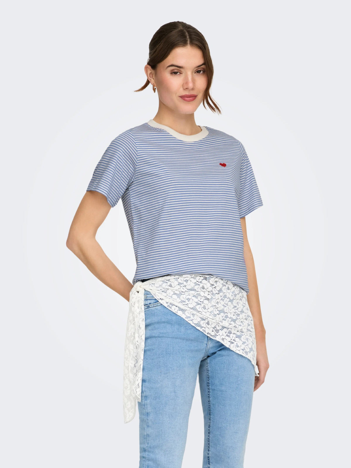 JDYPISA T-shirt col rond en coton bio à imprimé — JDY — Ebb And Flow / Cloud Dancer Stripes — porté, vue de face | Appart 17 Bruxelles