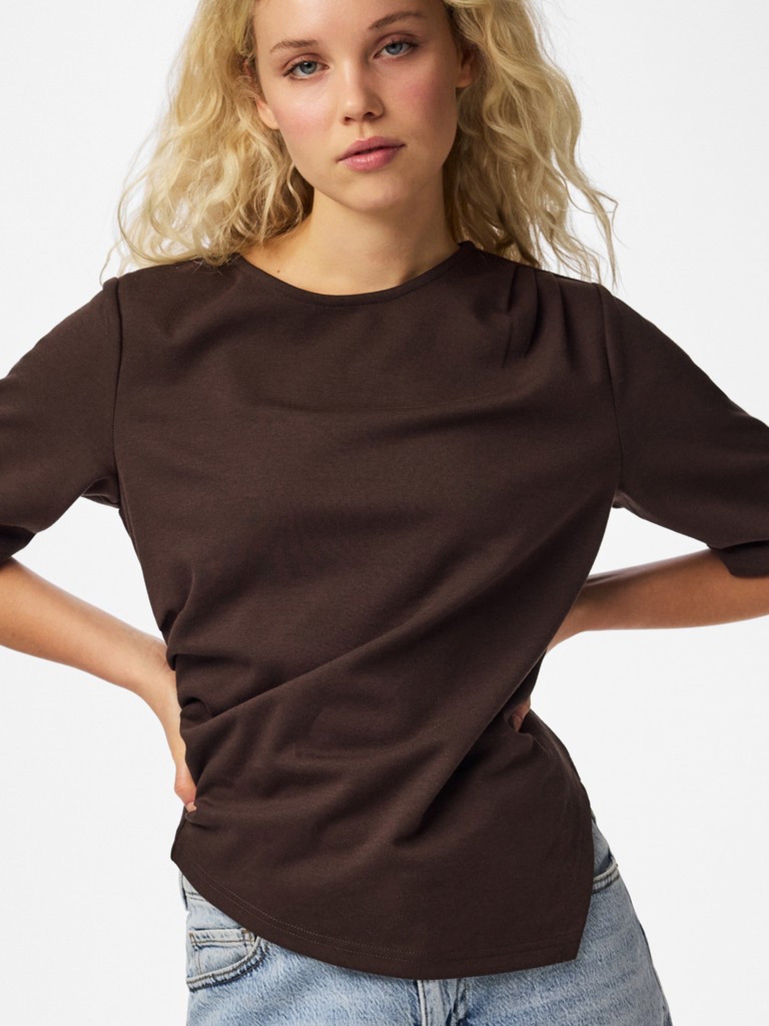 PCVICTORIA Top drapé asymétrique à manches courtes — Pieces — Hot Fudge — porté, de face | Appart 17 Bruxelles