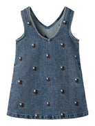 NMFROBERTA Robe chasuble en jean brodée de fleurs fille — Lil' Atelier — Dark Blue Denim — packshot, de dos (fond blanc) 4 | Appart 17 Bruxelles