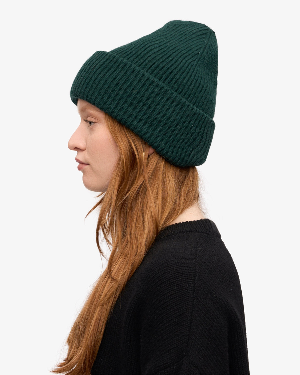 Colorful Standard Merino Wool Hat Bonnet côtelé à large revers laine mérinos — Colorful Standard — Emerald Green — porté de profil 3 | Appart 17 Bruxelles