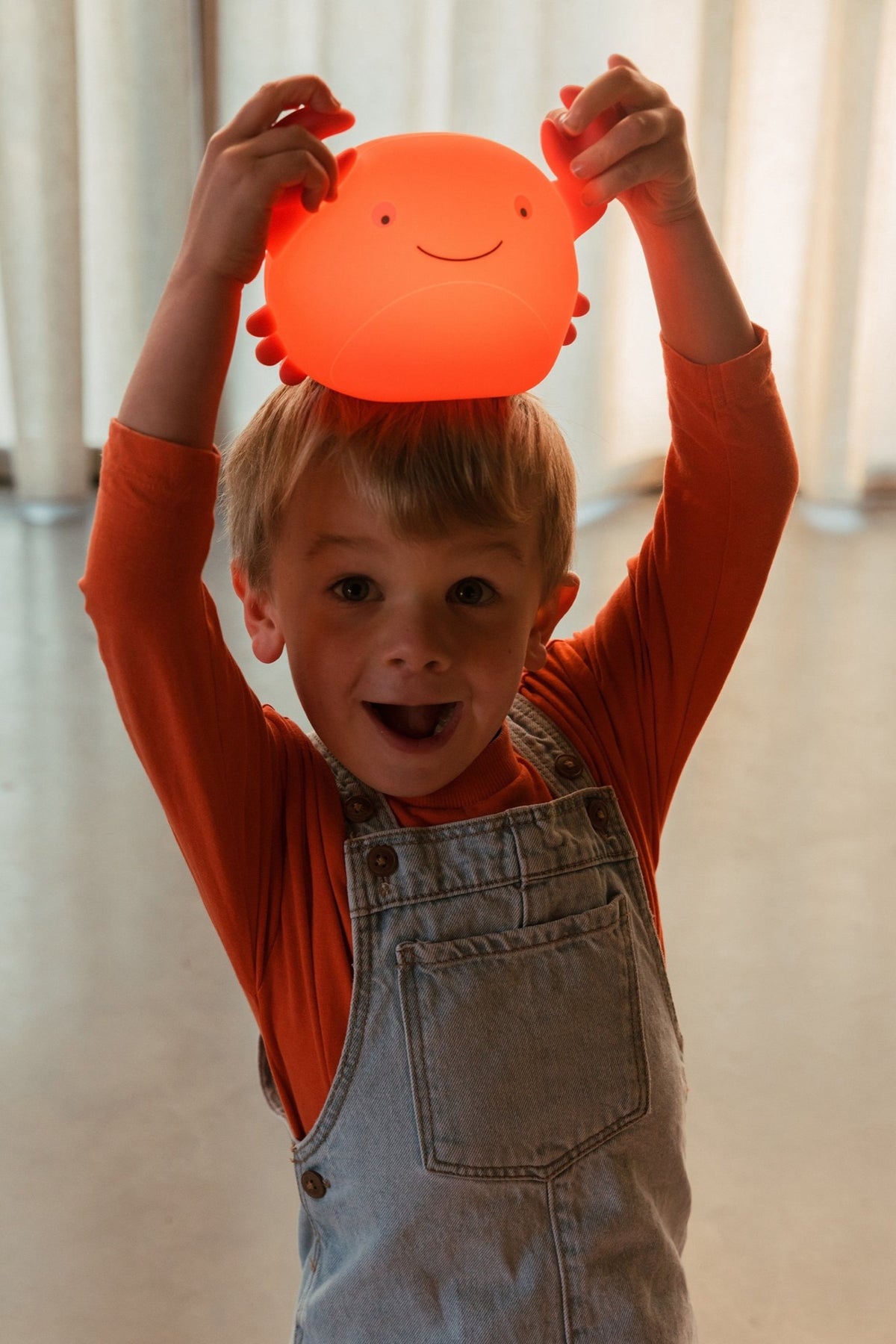 Veilleuse en silicone rechargeable — AP Junior — Théo crabe corail — autre vue 3 | Appart 17 Bruxelles