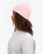 Colorful Standard Merino Wool Beanie Bonnet laine mérinos recyclée — Colorful Standard — Faded Pink — porté de profil 3 | Appart 17 Bruxelles