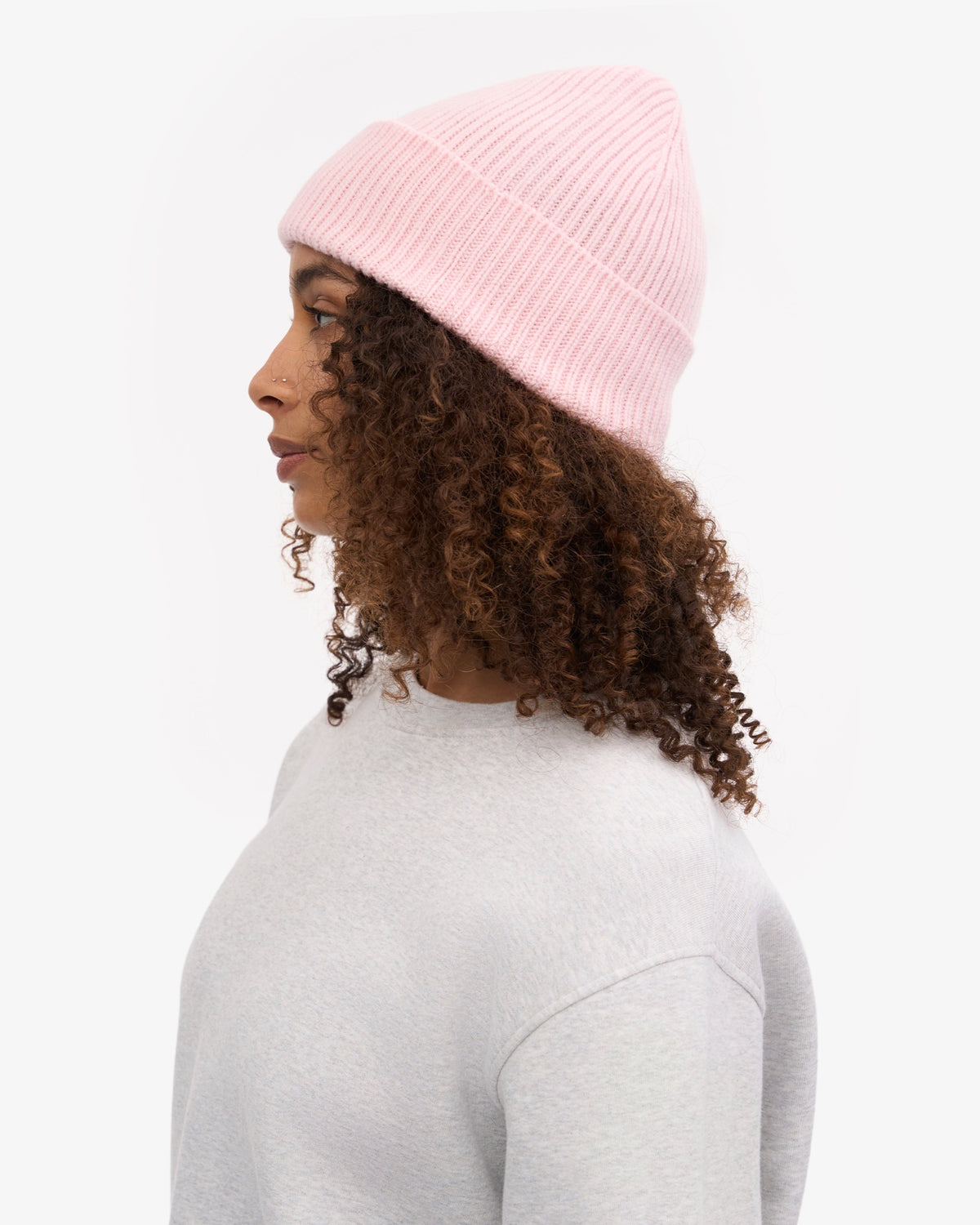 Colorful Standard Merino Wool Beanie Bonnet laine mérinos recyclée — Colorful Standard — Faded Pink — porté de profil 3 | Appart 17 Bruxelles