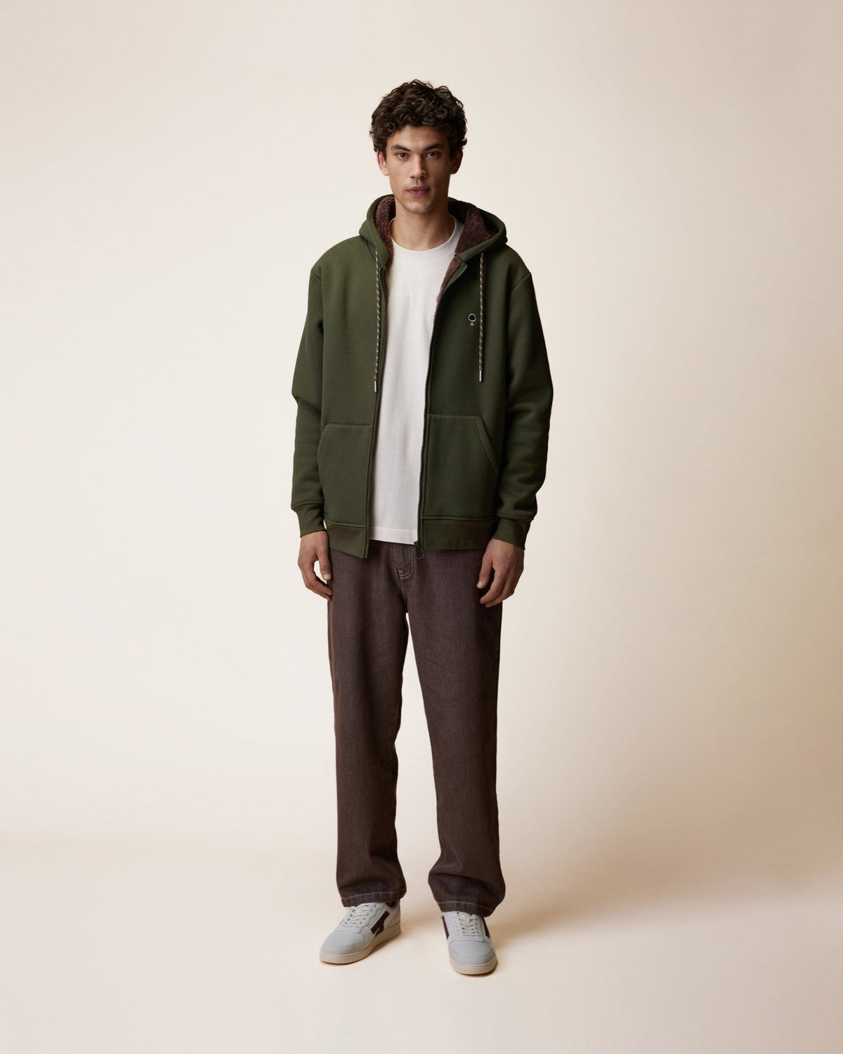 MEYGAL Sweat zippé à capuche doublé sherpa — FAGUO — Kaki — porté, en pied 2 | Appart 17 Bruxelles