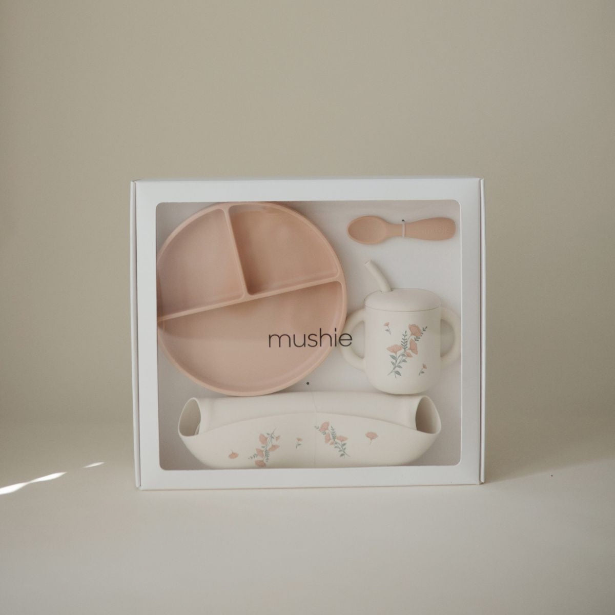 Coffret repas bébé en silicone — Mushie — Pink Flowers — mise en situation 2 | Appart 17 Bruxelles