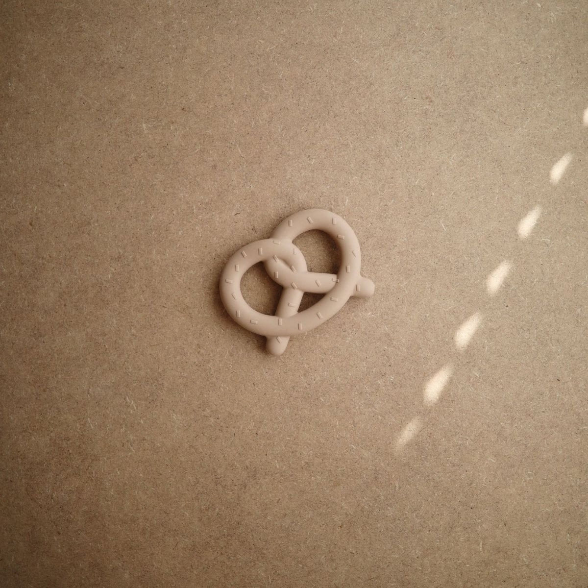 Jouet de dentition en silicone — Mushie — Bretzel — mise en situation 2 | Appart 17 Bruxelles