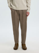 Selected Homme SLM220 LOOSE LOU Pantalon ample en laine — Selected Homme — Delicioso — porté, détail 2 | Appart 17 Bruxelles